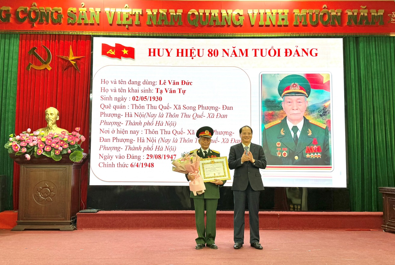 56 đảng viên của Đảng bộ xã Đan Phượng được nhận Huy hiệu Đảng đợt 2/9- Ảnh 1.