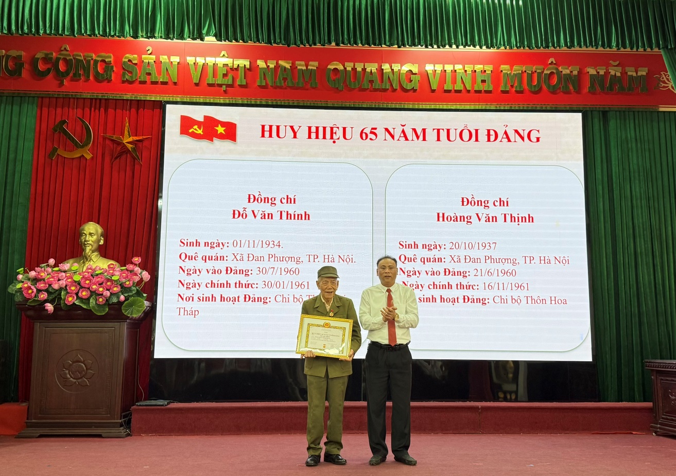 56 đảng viên của Đảng bộ xã Đan Phượng được nhận Huy hiệu Đảng đợt 2/9- Ảnh 2.
