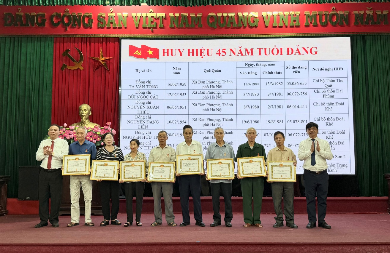 56 đảng viên của Đảng bộ xã Đan Phượng được nhận Huy hiệu Đảng đợt 2/9- Ảnh 3.