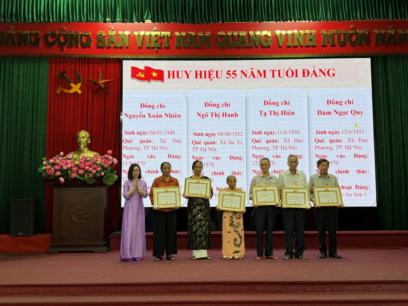56 đảng viên của Đảng bộ xã Đan Phượng được nhận Huy hiệu Đảng đợt 2/9- Ảnh 4.