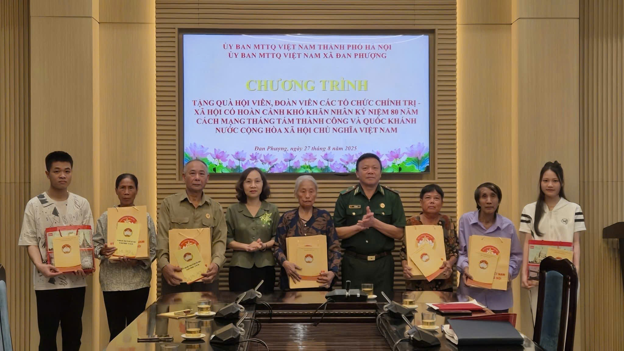 Ủy ban Mặt trận Tổ quốc Việt Nam thành phố Hà Nội tặng quà cho hộ có hoàn cảnh khó khăn trên địa bàn xã Đan Phượng.- Ảnh 1.