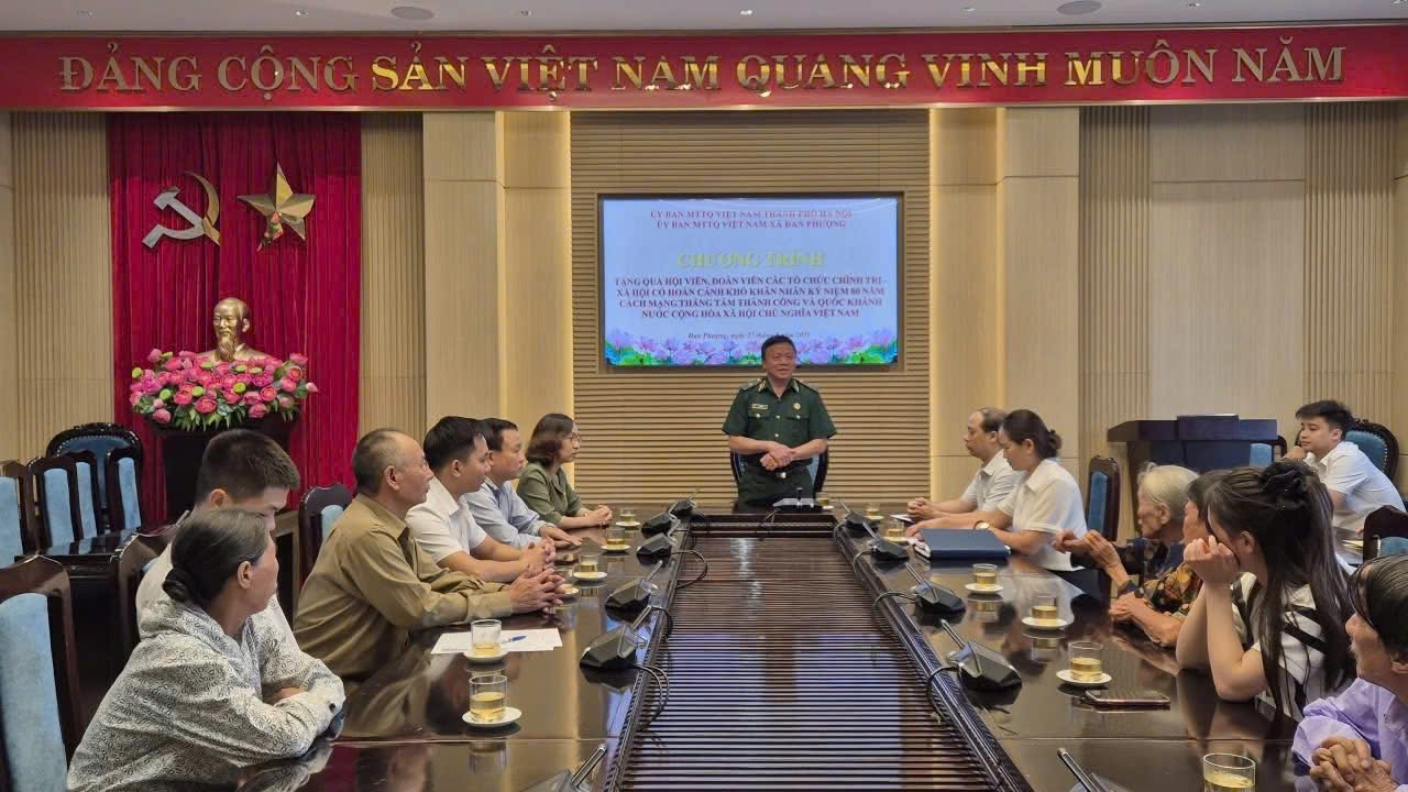 Ủy ban Mặt trận Tổ quốc Việt Nam thành phố Hà Nội tặng quà cho hộ có hoàn cảnh khó khăn trên địa bàn xã Đan Phượng.- Ảnh 2.