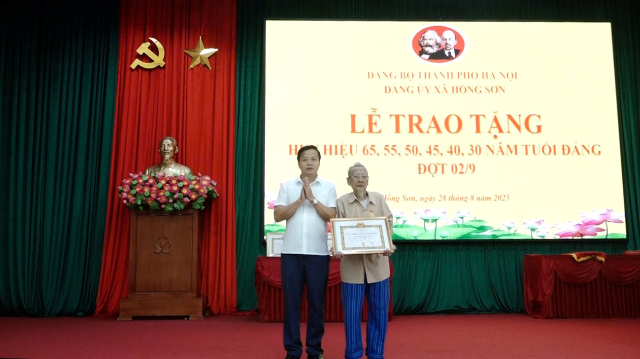 Hồng Sơn trao huy hiệu đảng đợt 02/9; tổng kết rút kinh nghiệm Đại hội Đảng bộ xã lần thứ I, nhiệm kỳ 2025-2030- Ảnh 2.