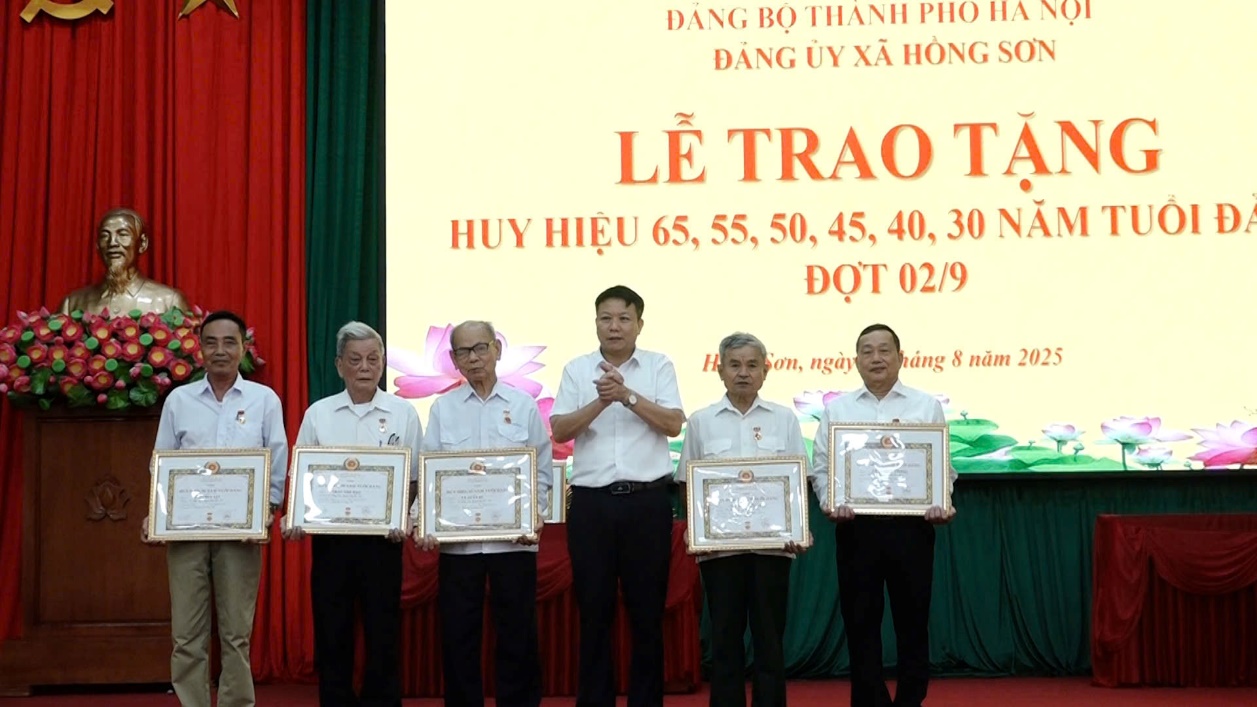 Hồng Sơn trao huy hiệu đảng đợt 02/9; tổng kết rút kinh nghiệm Đại hội Đảng bộ xã lần thứ I, nhiệm kỳ 2025-2030- Ảnh 3.