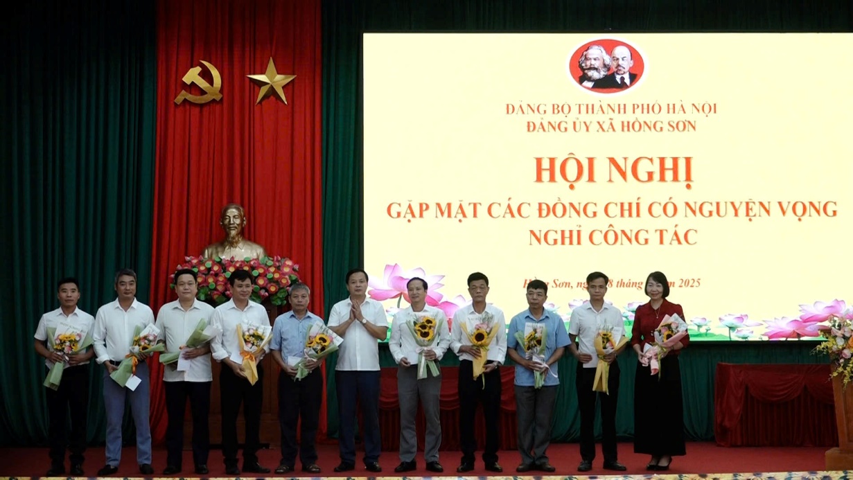 Hồng Sơn trao huy hiệu đảng đợt 02/9; tổng kết rút kinh nghiệm Đại hội Đảng bộ xã lần thứ I, nhiệm kỳ 2025-2030- Ảnh 8.