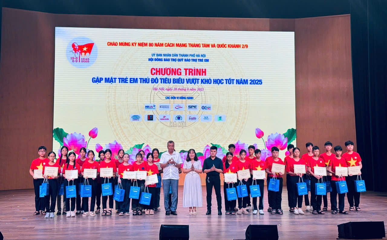 05 trẻ em xã Thường Tín được nhận quà tại chương trình “Gặp mặt trẻ em Thủ đô tiêu biểu vượt khó học tốt” năm 2025- Ảnh 1.