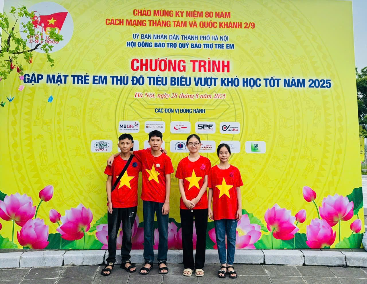 05 trẻ em xã Thường Tín được nhận quà tại chương trình “Gặp mặt trẻ em Thủ đô tiêu biểu vượt khó học tốt” năm 2025- Ảnh 2.