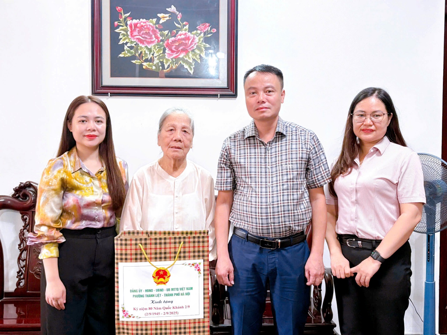 Phường Thanh Liệt: Thăm, tặng quà các cá nhân tiêu biểu nhân kỷ niệm 80 năm Quốc khánh nước Cộng hoà XHCN Việt Nam- Ảnh 4.
