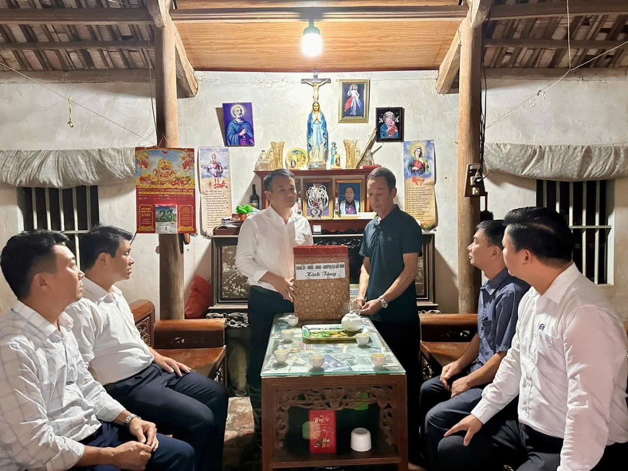 Xã Hát Môn thăm, tặng quà Thương binh bệnh binh, gia đình chính sách nhân kỷ niệm 80 năm Quốc khánh nước Cộng hòa xã hội Chủ nghĩa Việt Nam (02/9/1945-02/9/2025)- Ảnh 1.