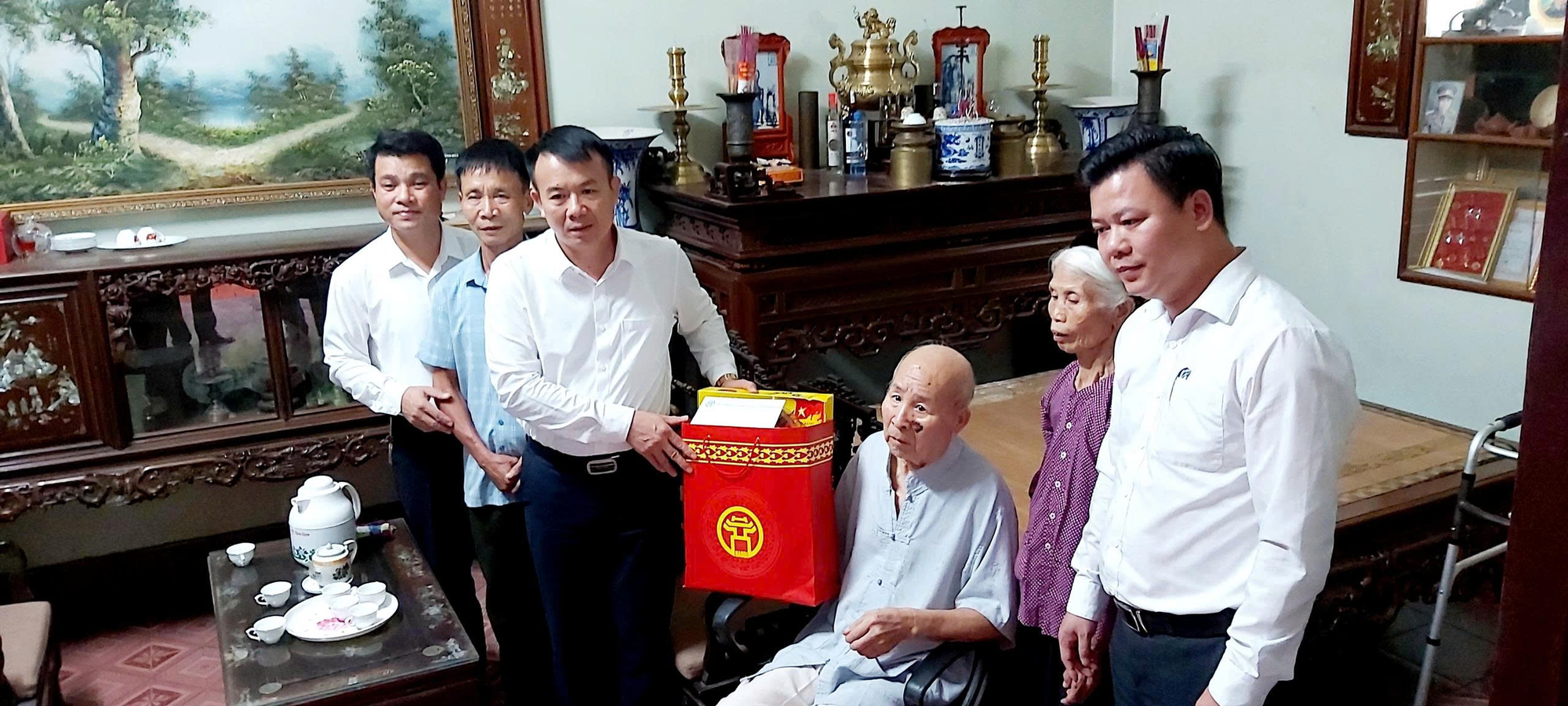 Xã Hát Môn thăm, tặng quà Thương binh bệnh binh, gia đình chính sách nhân kỷ niệm 80 năm Quốc khánh nước Cộng hòa xã hội Chủ nghĩa Việt Nam (02/9/1945-02/9/2025)- Ảnh 2.