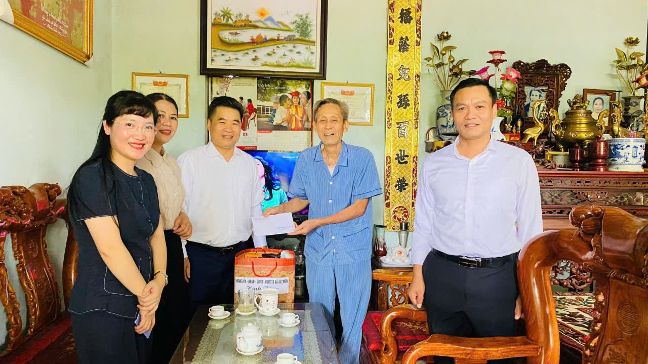 Chủ tịch UBND xã thăm và tặng quà các gia đình chính sách nhân kỷ niệm 80 năm cách mạng tháng Tám và Quốc khánh 2/9- Ảnh 1.
