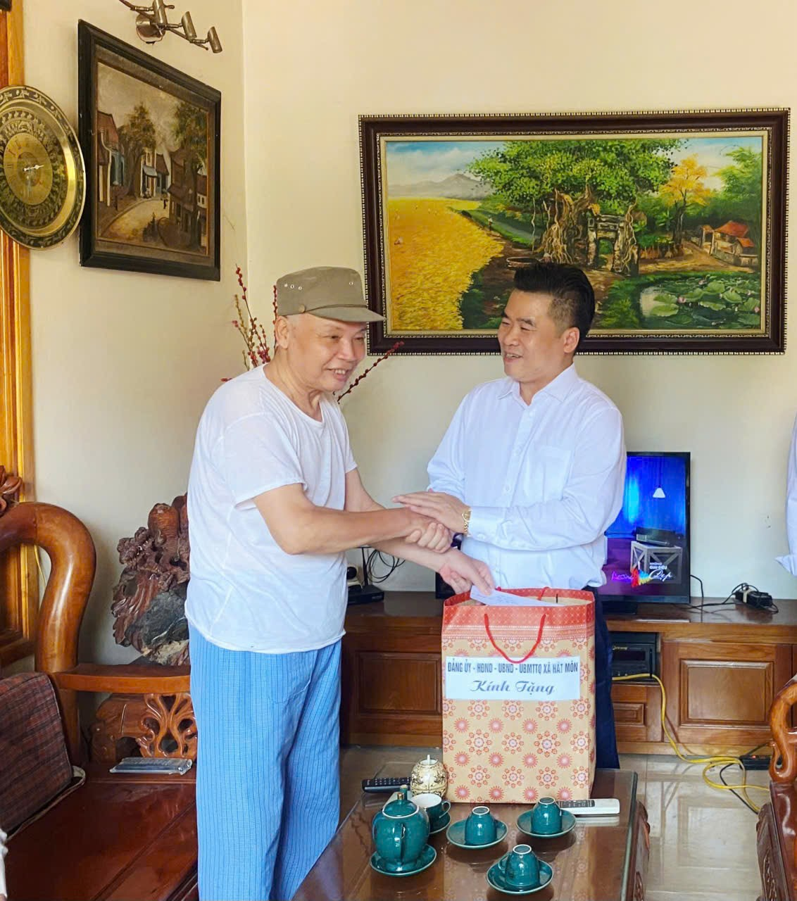 Chủ tịch UBND xã thăm và tặng quà các gia đình chính sách nhân kỷ niệm 80 năm cách mạng tháng Tám và Quốc khánh 2/9- Ảnh 2.