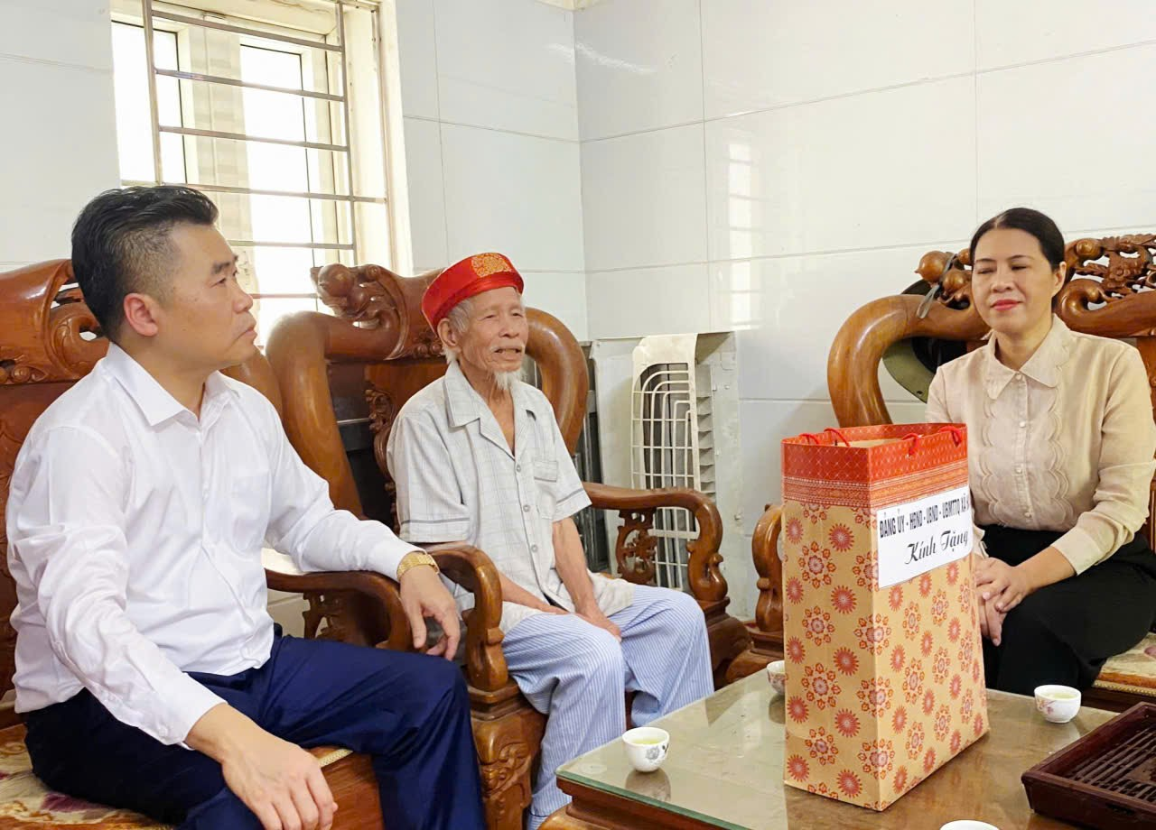 Chủ tịch UBND xã thăm và tặng quà các gia đình chính sách nhân kỷ niệm 80 năm cách mạng tháng Tám và Quốc khánh 2/9- Ảnh 3.