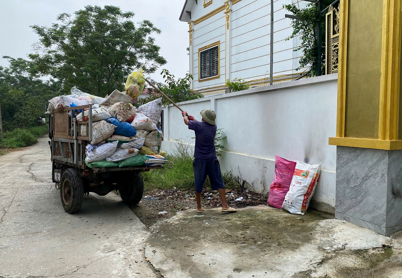 Đường làng ngõ xóm xã Xuân Mai không có rác sinh hoạt ùn ứ trước trong và sau cơn bão số 5- Ảnh 1.