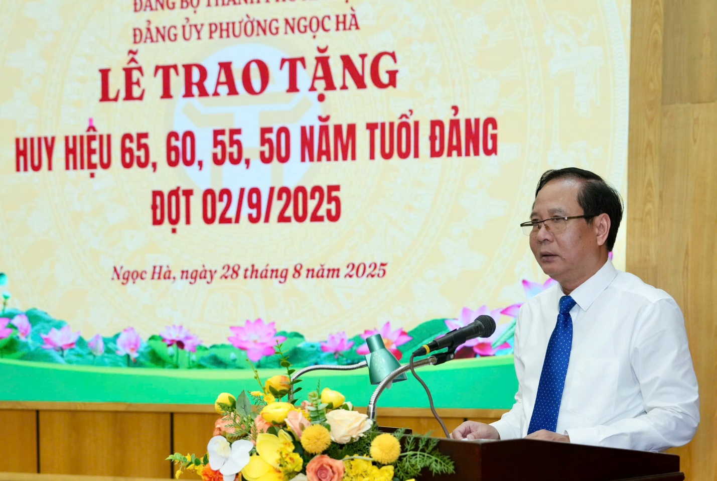 Lễ Trao Huy hiệu Đảng Đợt 2/9 tại Đảng bộ phường Ngọc Hà- Ảnh 2.