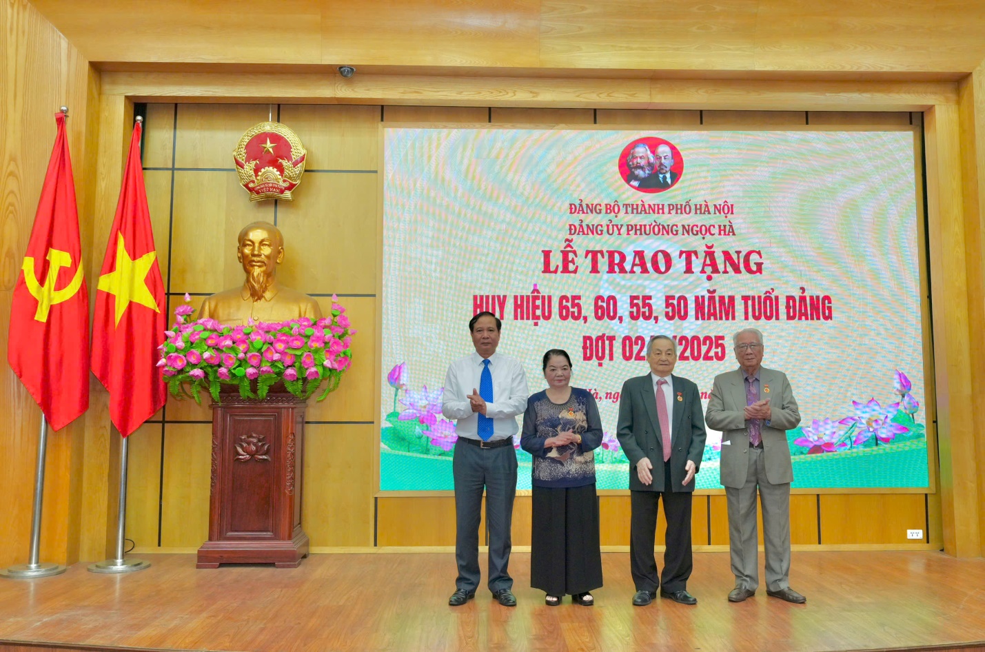 Lễ Trao Huy hiệu Đảng Đợt 2/9 tại Đảng bộ phường Ngọc Hà- Ảnh 3.
