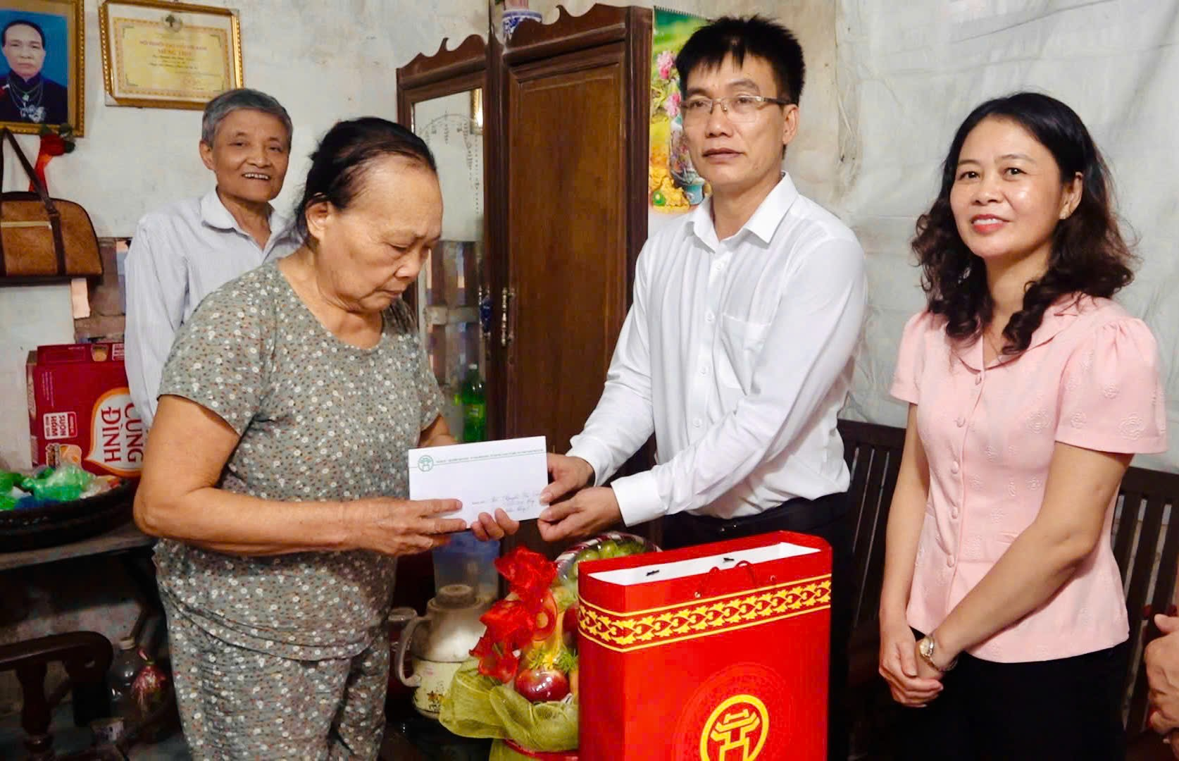 Phó Bí thư thường trực Đảng uỷ xã Ô Diên thăm, tặng quà Người có công nhân dịp kỷ niệm 80 năm Quốc khánh 2/9- Ảnh 1.