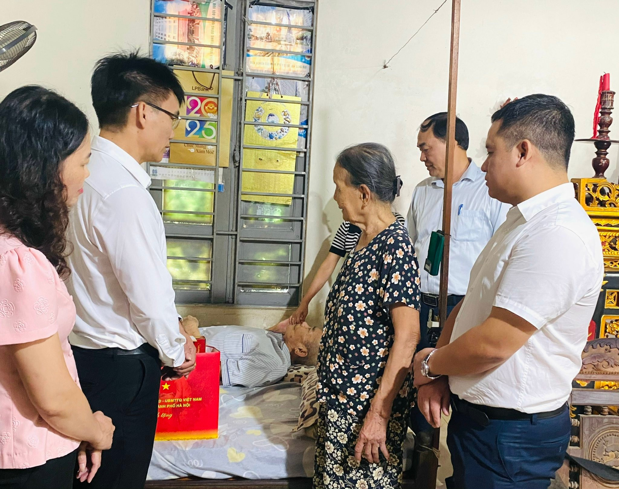 Phó Bí thư thường trực Đảng uỷ xã Ô Diên thăm, tặng quà Người có công nhân dịp kỷ niệm 80 năm Quốc khánh 2/9- Ảnh 2.