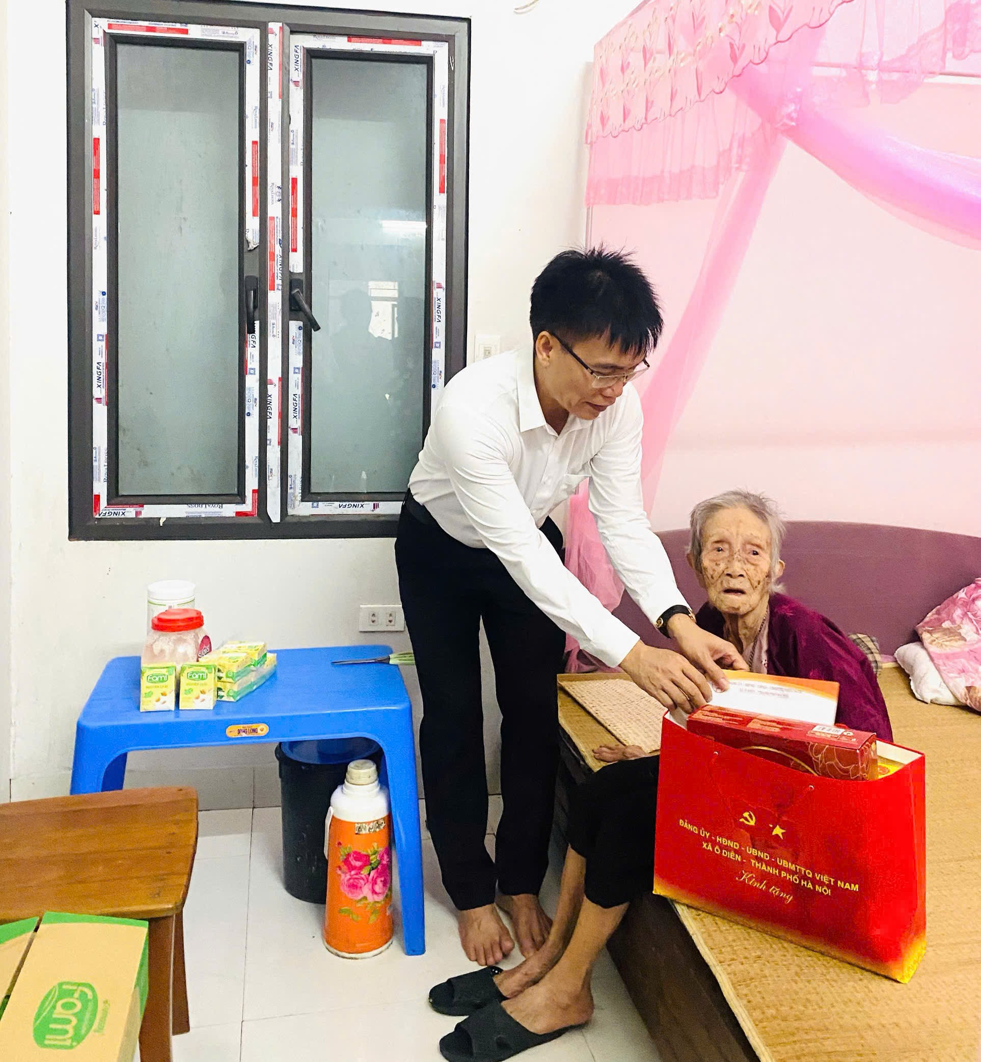 Phó Bí thư thường trực Đảng uỷ xã Ô Diên thăm, tặng quà Người có công nhân dịp kỷ niệm 80 năm Quốc khánh 2/9- Ảnh 3.