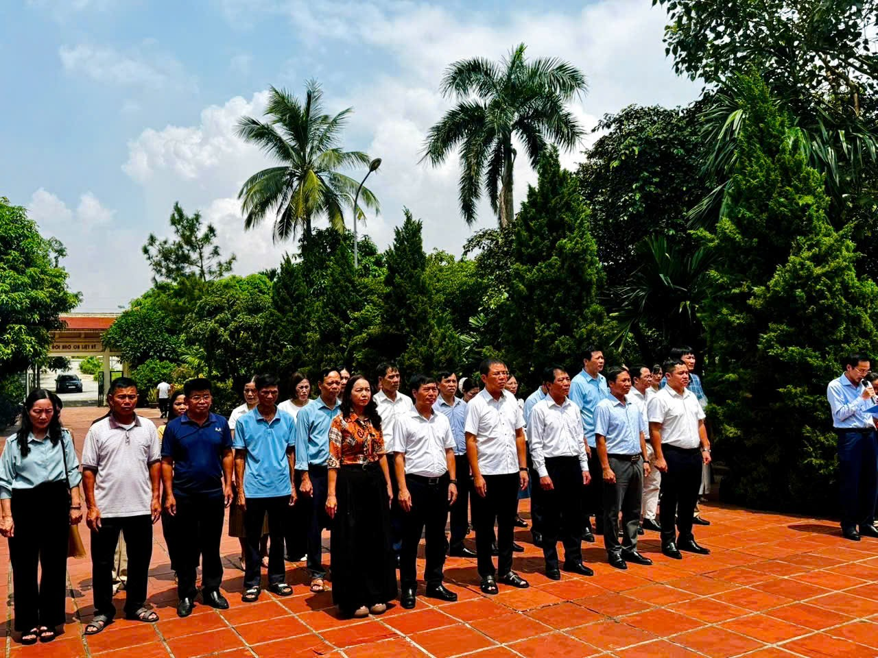 Lãnh đạo xã Ô Diên dâng hương tưởng niệm tại Nghĩa trang Liệt sĩ Hạ Mỗ -Thượng Mỗ - Hồng Hà- Ảnh 1.