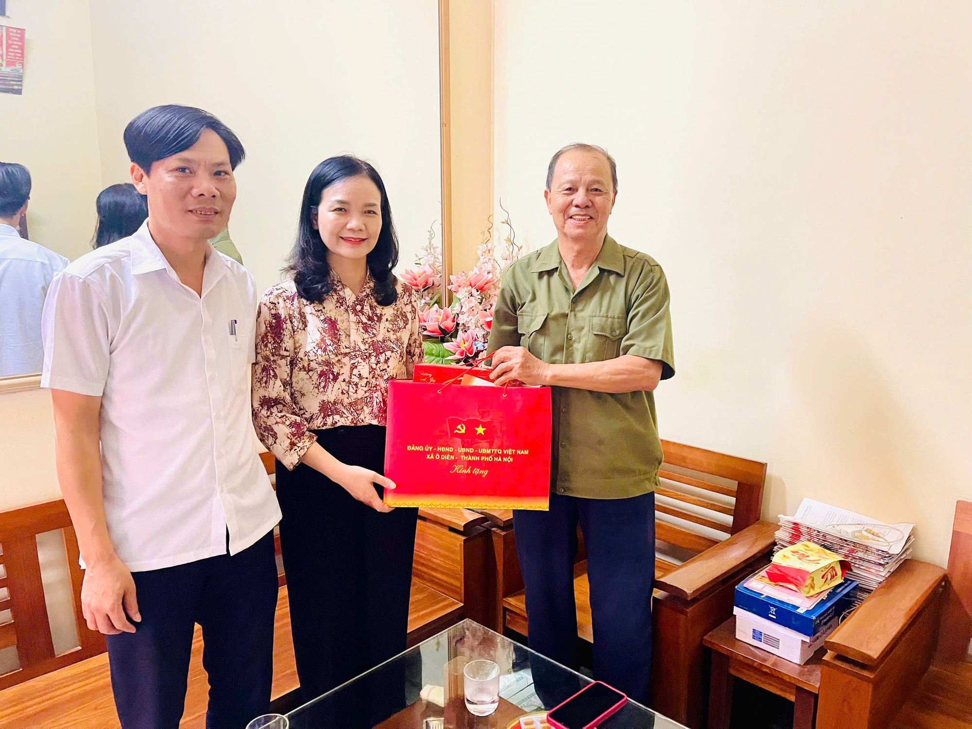 Tặng quà Người có công với cách mạng, gia đình chính sách tại Liên Hà, Liên Trung, Hạ Mỗ, Tân Hội- Ảnh 1.