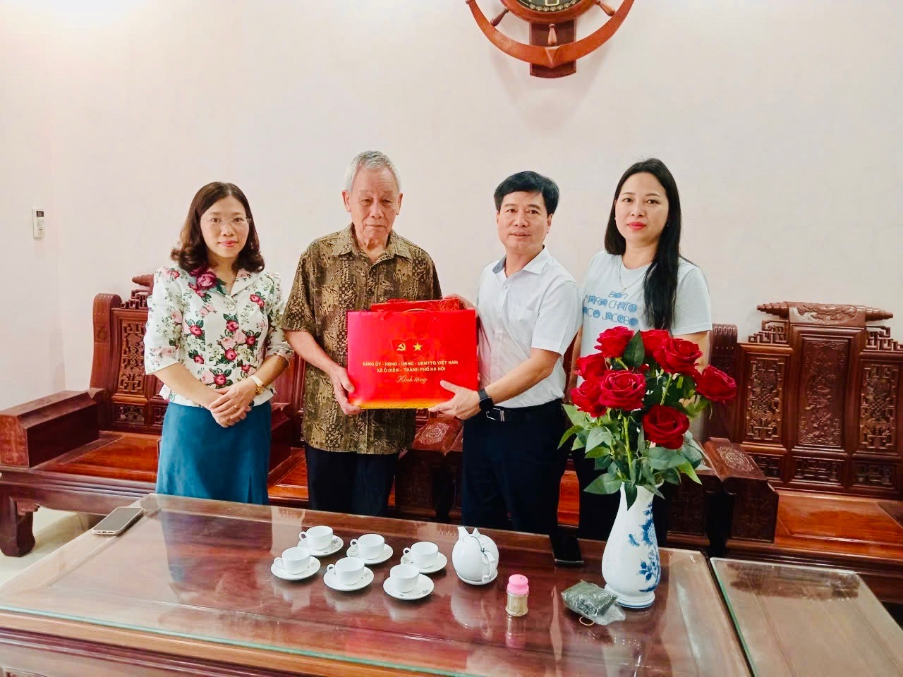 Tặng quà Người có công với cách mạng, gia đình chính sách tại Liên Hà, Liên Trung, Hạ Mỗ, Tân Hội- Ảnh 2.