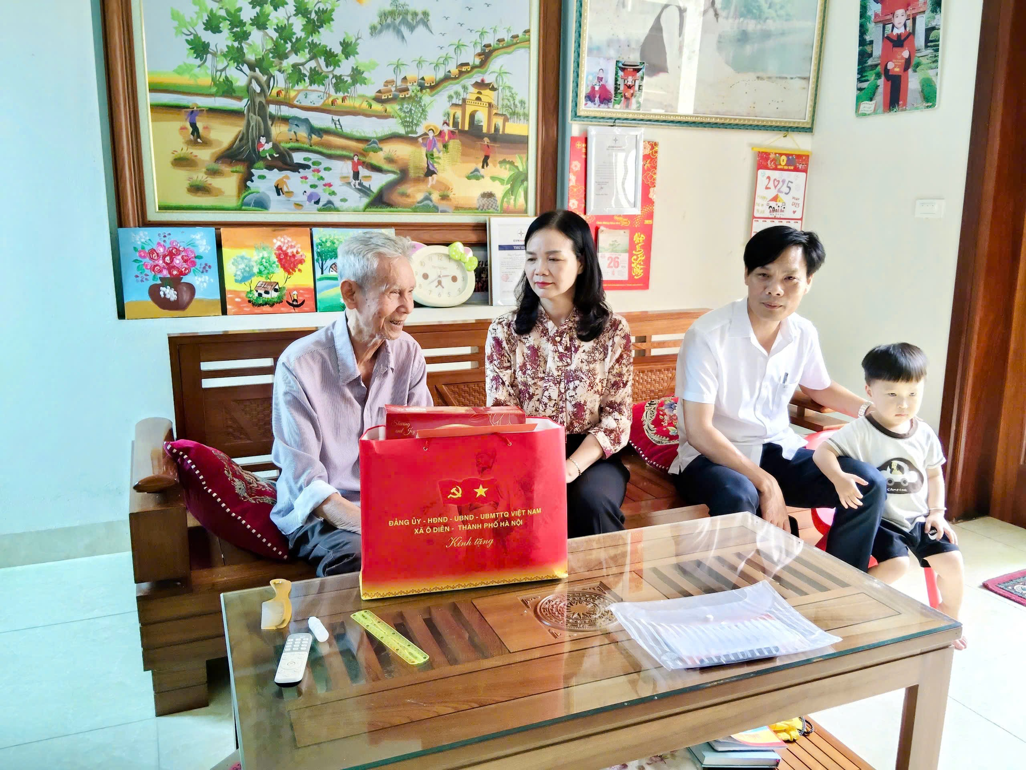 Tặng quà Người có công với cách mạng, gia đình chính sách tại Liên Hà, Liên Trung, Hạ Mỗ, Tân Hội- Ảnh 3.
