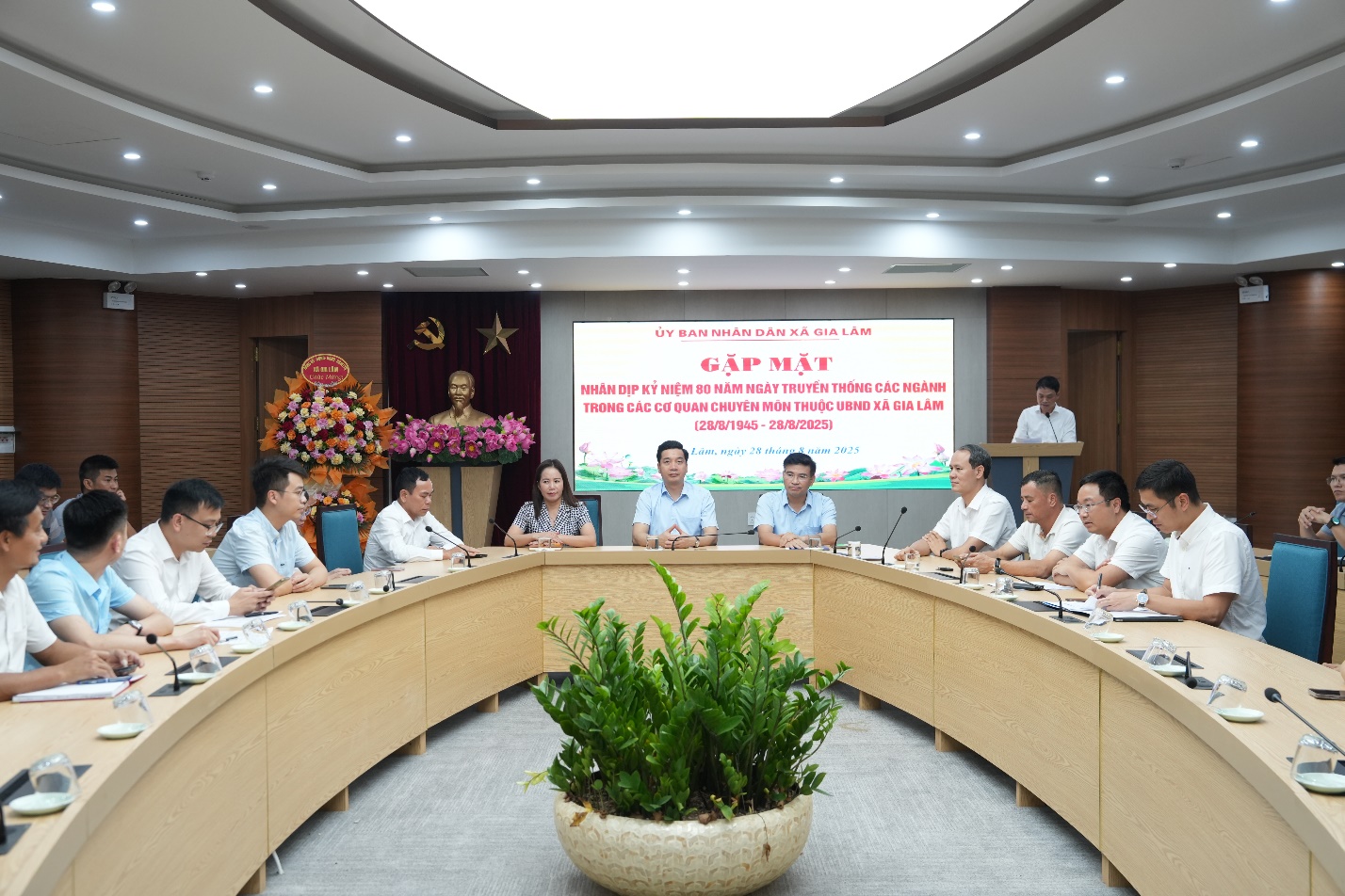 Xã Gia Lâm tổ chức gặp mặt nhân dịp kỷ niệm 80 năm ngày truyền thống các ngành trong cơ quan chuyên môn thuộc UBND xã- Ảnh 1.