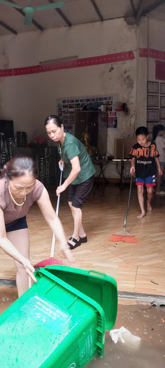 Phường Thanh Liệt: Chủ động tổng vệ sinh sau ngập úng, đảm bảo môi trường an toàn cho nhân dân- Ảnh 2.