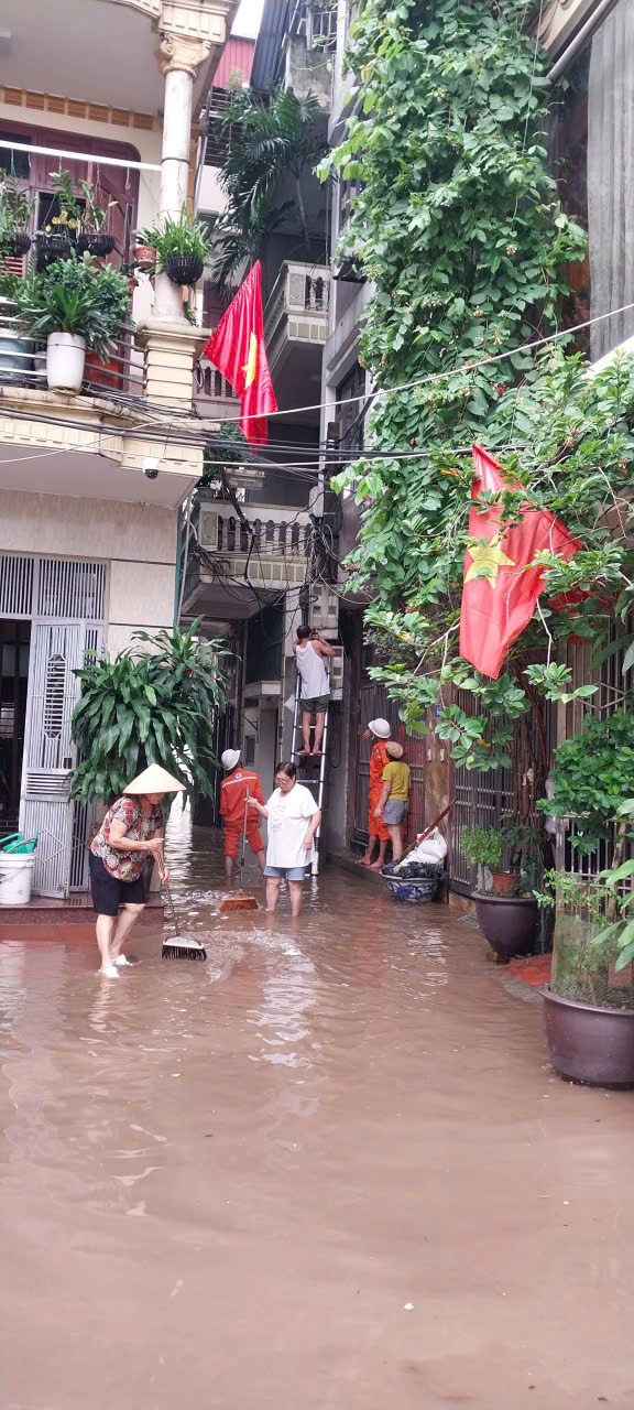 Phường Thanh Liệt: Chủ động tổng vệ sinh sau ngập úng, đảm bảo môi trường an toàn cho nhân dân- Ảnh 3.
