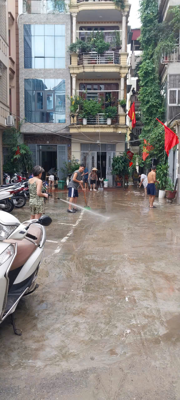 Phường Thanh Liệt: Chủ động tổng vệ sinh sau ngập úng, đảm bảo môi trường an toàn cho nhân dân- Ảnh 1.