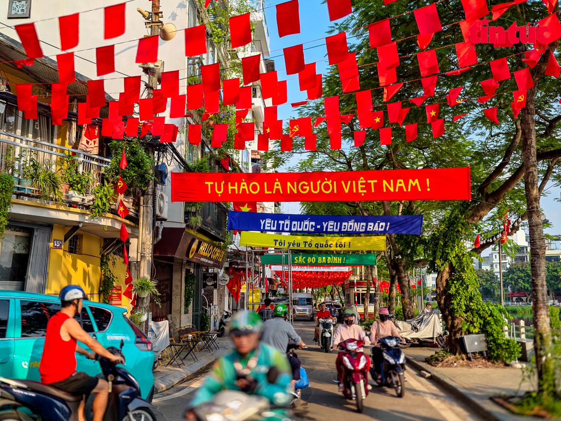 Khởi động 'Sắc đỏ Ba Đình' với 28.000 lá cờ Tổ quốc trên tuyến phố dài 800 mét- Ảnh 1.