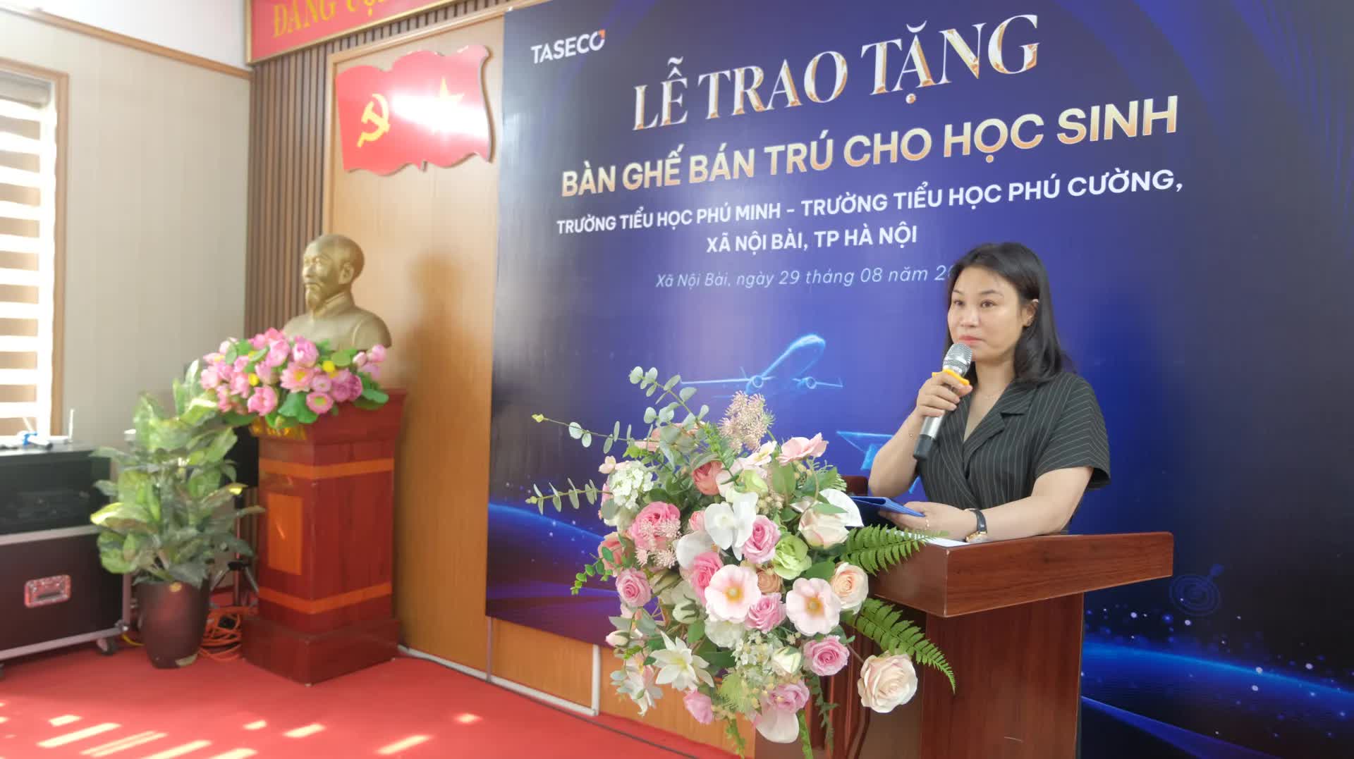 Taseco tài trợ 1.000 bộ bàn ghế cho học sinh xã Nội Bài- Ảnh 2.