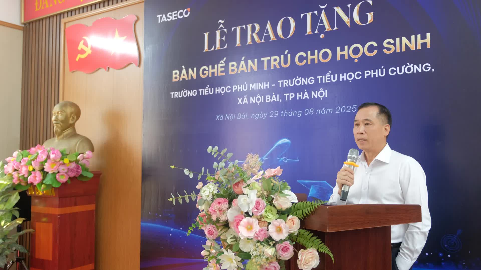 Taseco tài trợ 1.000 bộ bàn ghế cho học sinh xã Nội Bài- Ảnh 3.