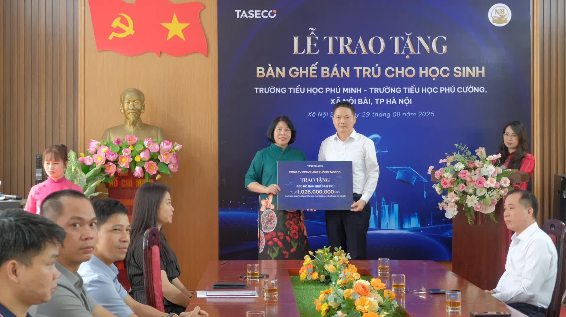 Taseco tài trợ 1.000 bộ bàn ghế cho học sinh xã Nội Bài- Ảnh 1.