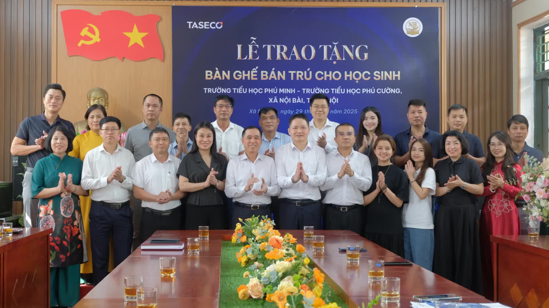 Taseco tài trợ 1.000 bộ bàn ghế cho học sinh xã Nội Bài- Ảnh 5.