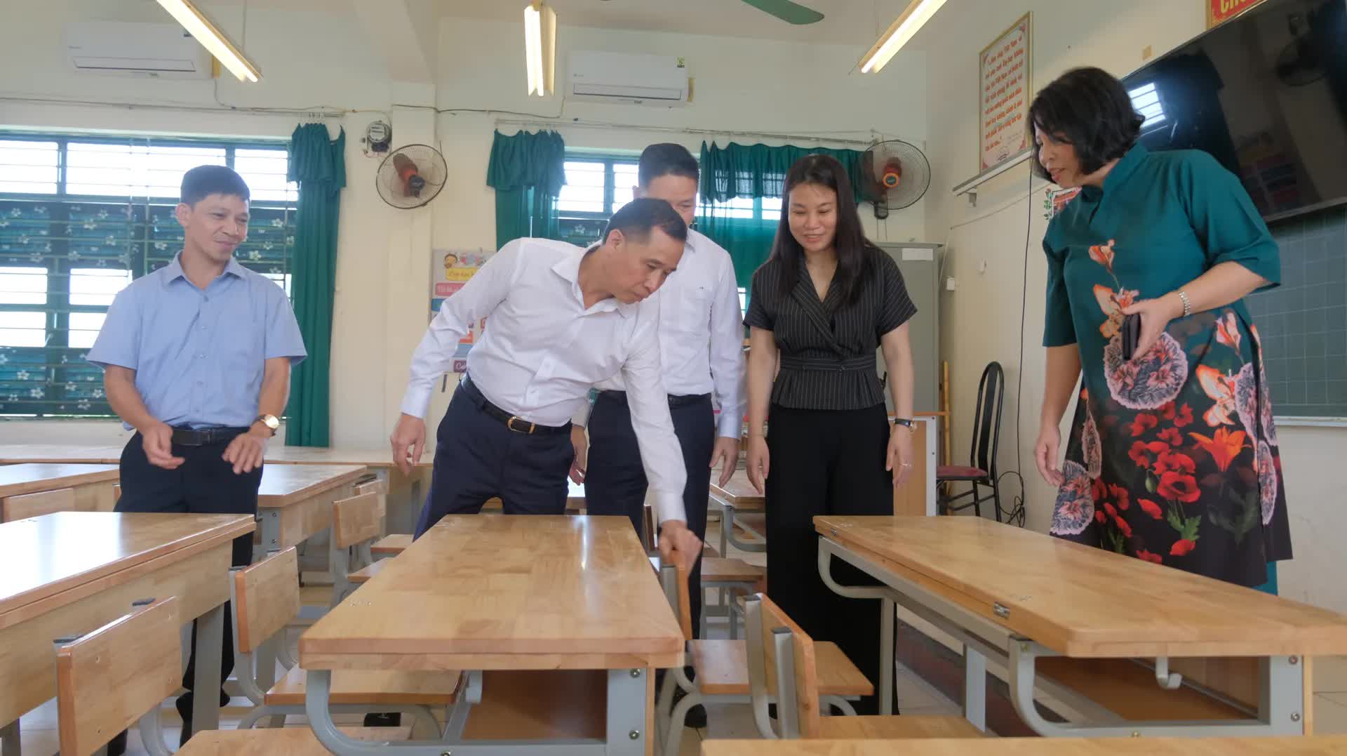 Taseco tài trợ 1.000 bộ bàn ghế cho học sinh xã Nội Bài- Ảnh 4.
