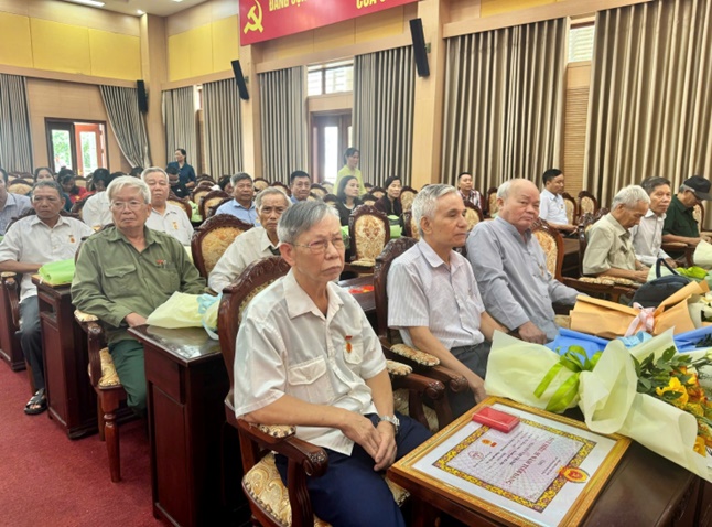 Đảng bộ xã Hoài Đức: 59 đảng viên được trao tặng Huy hiệu Đảng đợt 02/9/2025- Ảnh 3.