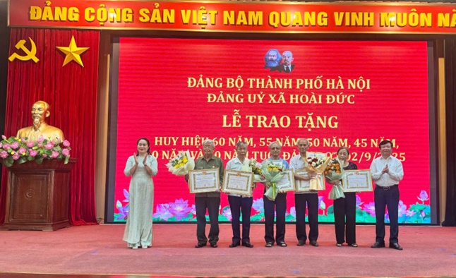 Đảng bộ xã Hoài Đức: 59 đảng viên được trao tặng Huy hiệu Đảng đợt 02/9/2025- Ảnh 5.