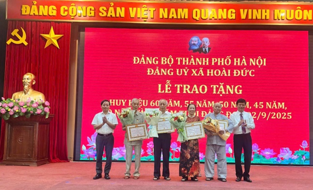 Đảng bộ xã Hoài Đức: 59 đảng viên được trao tặng Huy hiệu Đảng đợt 02/9/2025- Ảnh 7.