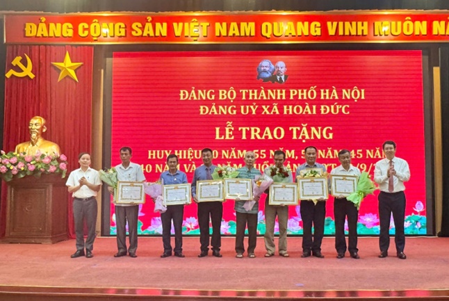 Đảng bộ xã Hoài Đức: 59 đảng viên được trao tặng Huy hiệu Đảng đợt 02/9/2025- Ảnh 8.