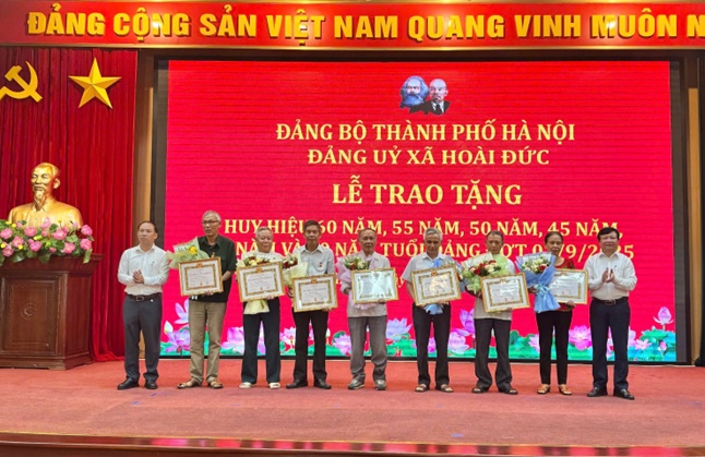 Đảng bộ xã Hoài Đức: 59 đảng viên được trao tặng Huy hiệu Đảng đợt 02/9/2025- Ảnh 9.