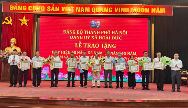 Đảng bộ xã Hoài Đức: 59 đảng viên được trao tặng Huy hiệu Đảng đợt 02/9/2025- Ảnh 10.