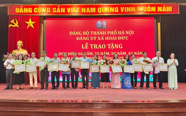 Đảng bộ xã Hoài Đức: 59 đảng viên được trao tặng Huy hiệu Đảng đợt 02/9/2025- Ảnh 11.