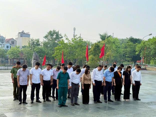 Xã Đan Phượng Dâng hương các anh hùng liệt sỹ nhân dịp Kỷ niệm 80 năm Cách mạng tháng 8 và Quốc khánh mồng 2/9.- Ảnh 1.