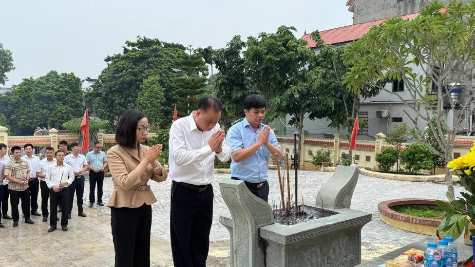Xã Đan Phượng Dâng hương các anh hùng liệt sỹ nhân dịp Kỷ niệm 80 năm Cách mạng tháng 8 và Quốc khánh mồng 2/9.- Ảnh 2.