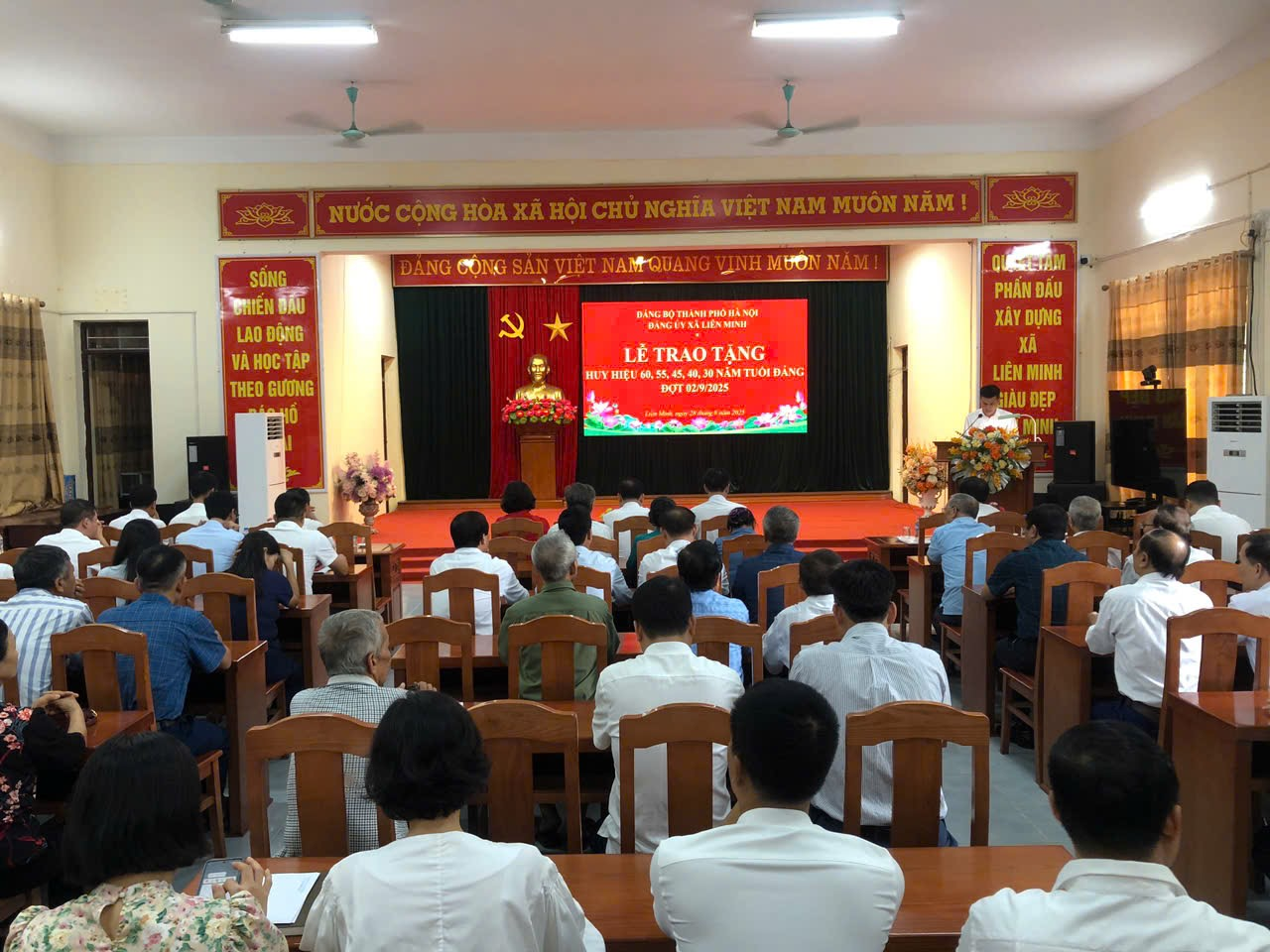 Đảng ủy xã trọng thể tổ chức Lễ trao Huy hiệu Đảng đợt 02/9/2025- Ảnh 1.