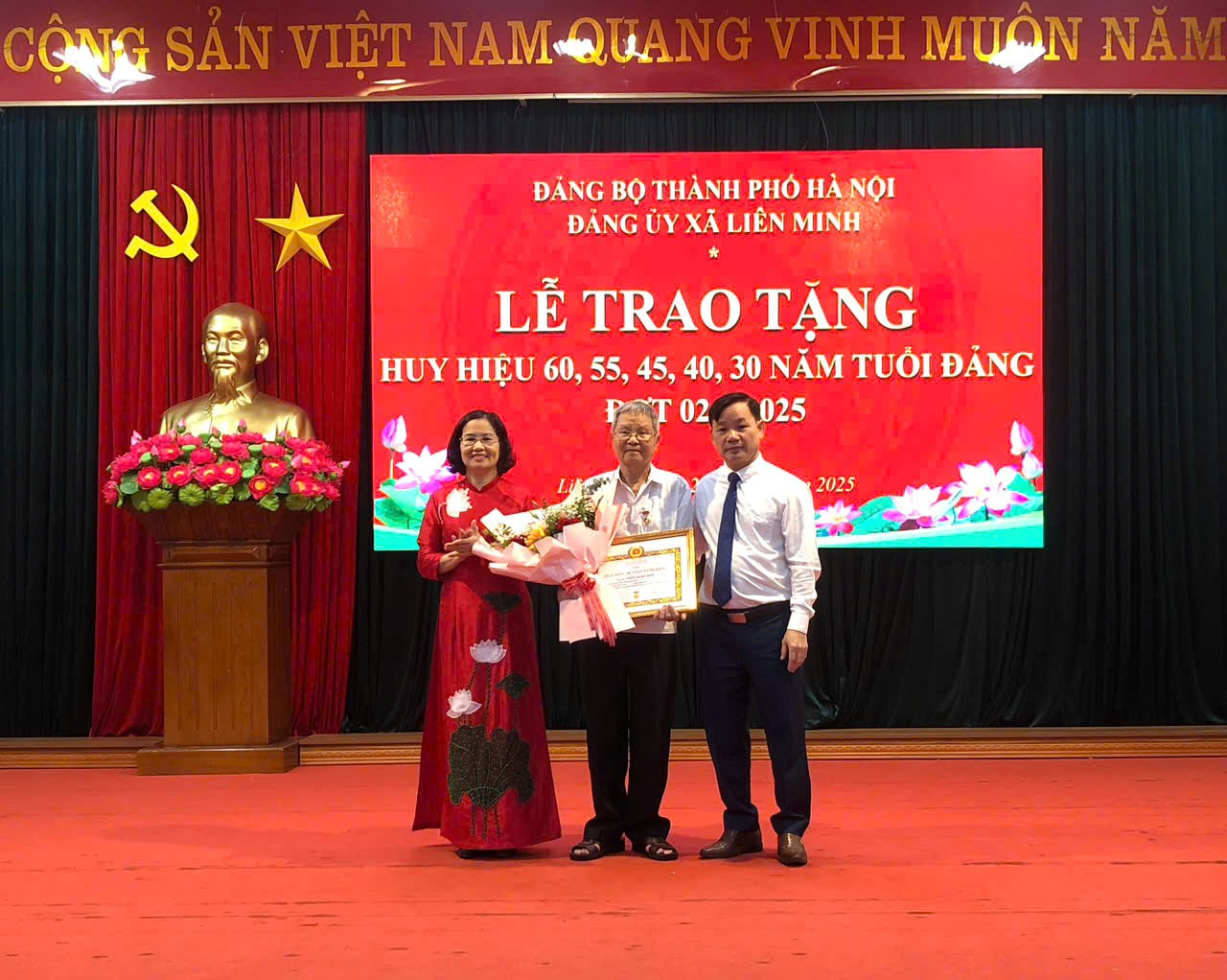 Đảng ủy xã trọng thể tổ chức Lễ trao Huy hiệu Đảng đợt 02/9/2025- Ảnh 2.