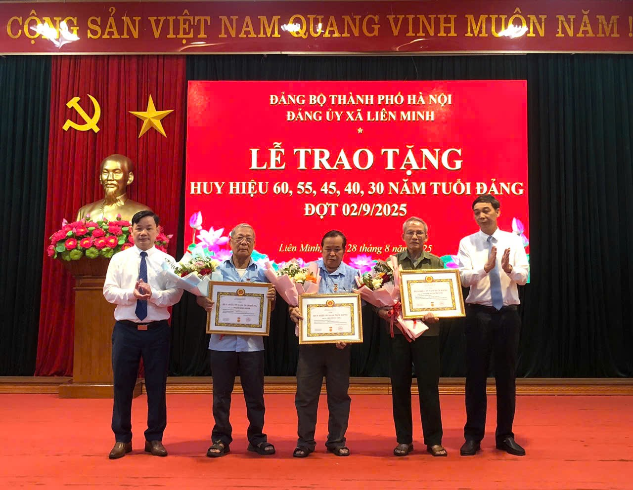 Đảng ủy xã trọng thể tổ chức Lễ trao Huy hiệu Đảng đợt 02/9/2025- Ảnh 3.