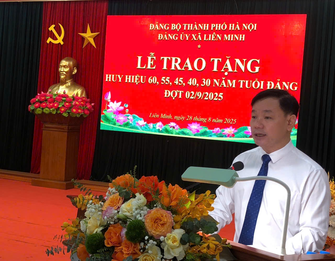 Đảng ủy xã trọng thể tổ chức Lễ trao Huy hiệu Đảng đợt 02/9/2025- Ảnh 4.